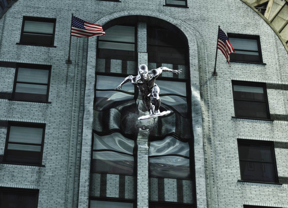 Erst allmählich erkennen die "Fantastic Four", dass der "Silver Surfer" (Doug Jones) nicht aus eigenem Antrieb Böses im Schilde führt ... - Bildquelle: Twentieth Century Fox