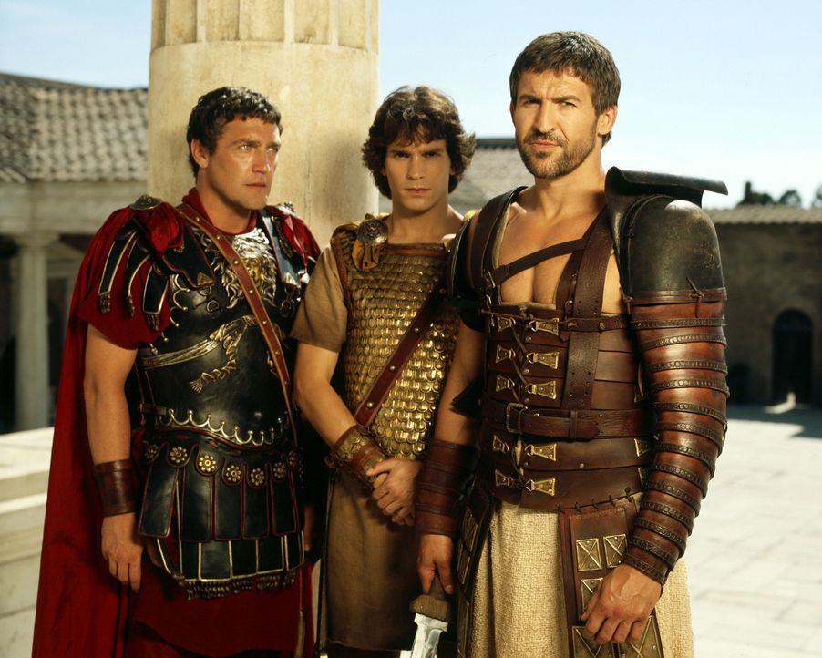 Um sich zu schützen engagiert Caesar den besten Gladiator Roms, Tyrannus (Jonathan Cake, r.), zu seinem Leibwächter. Als dessen Sohn entführt wir... - Bildquelle: Hallmark Entertainment
