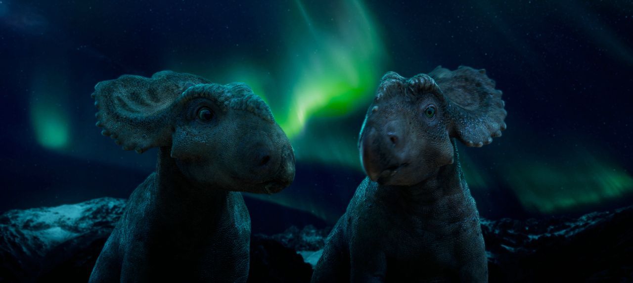 Eigentlich darf die Pachyrhinosaurus Dame Juniper (l.) nicht mit Männchen aus anderen Herden reden, aber der besondere Patchi (r.) verdreht ihr den... - Bildquelle: 2013 Constantin Film Verleih GmbH.