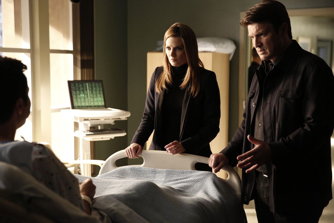 Als Rick (Nathan Fillion, r.) und Kate (Stana Katic, M.) herausfinden, dass insbesondere das organisierte Verbrechen ein nicht unwesentliches Intere... - Bildquelle: Tyler Golden 2016 American Broadcasting Companies, Inc. All rights reserved.