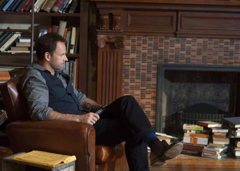 Versucht, einen neuen Mordfall zu lösen: Sherlock Holmes (Jonny Lee Miller) ... - Bildquelle: CBS Television