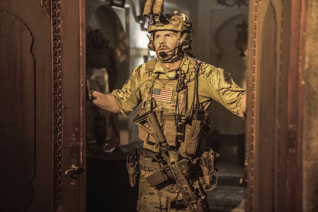 Das SEAL Team stürmt unter Leitung von Jason Hayes (David Boreanaz) das Haus einer jemenitischen Familie, um das Handy eines Terrorverdächtigen aufz... - Bildquelle: Erik Voake Erik Voake/CBS  2017 CBS Broadcasting, Inc. All Rights Reserved