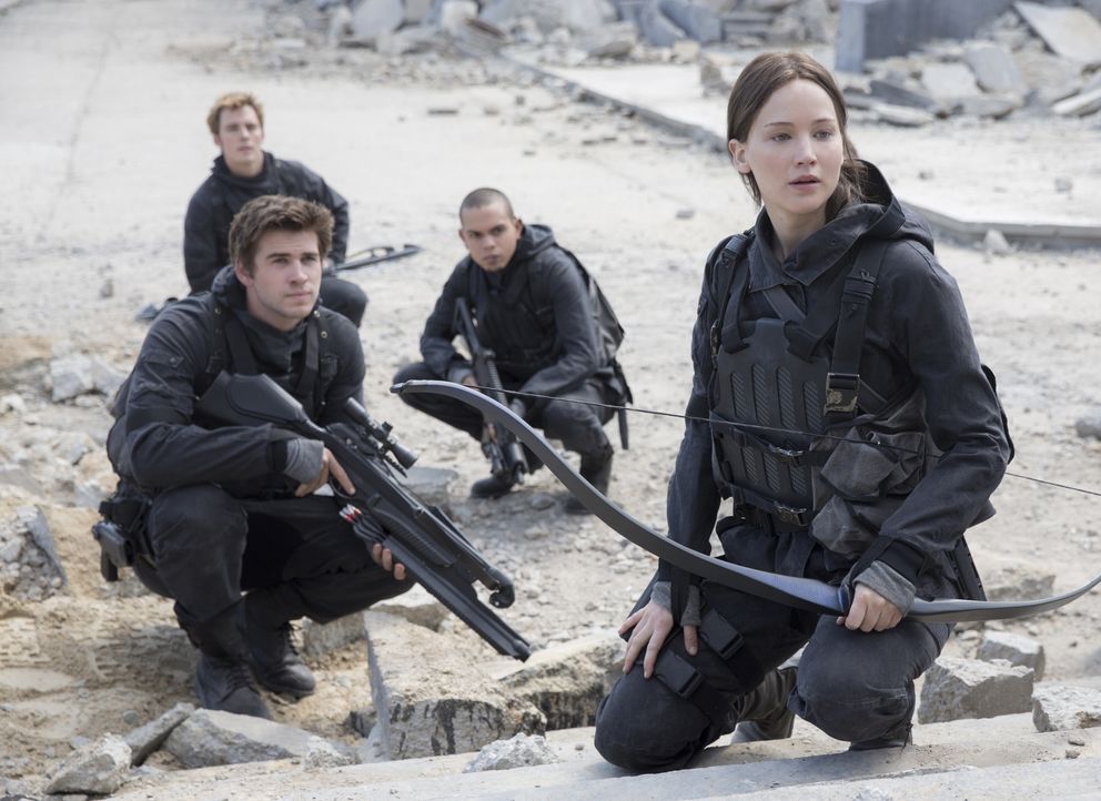 Auf dem lebensgefährlichen Weg ins Kapitol: die Rebellen Gale (Liam Hemsworth), Finnick (Sam Claflin), Messalla (Evan Ross) und Katniss (Jennifer La... - Bildquelle: Murray Close TM & © 2015 Lions Gate Entertainment Inc. All rights reserved. / Murray Close