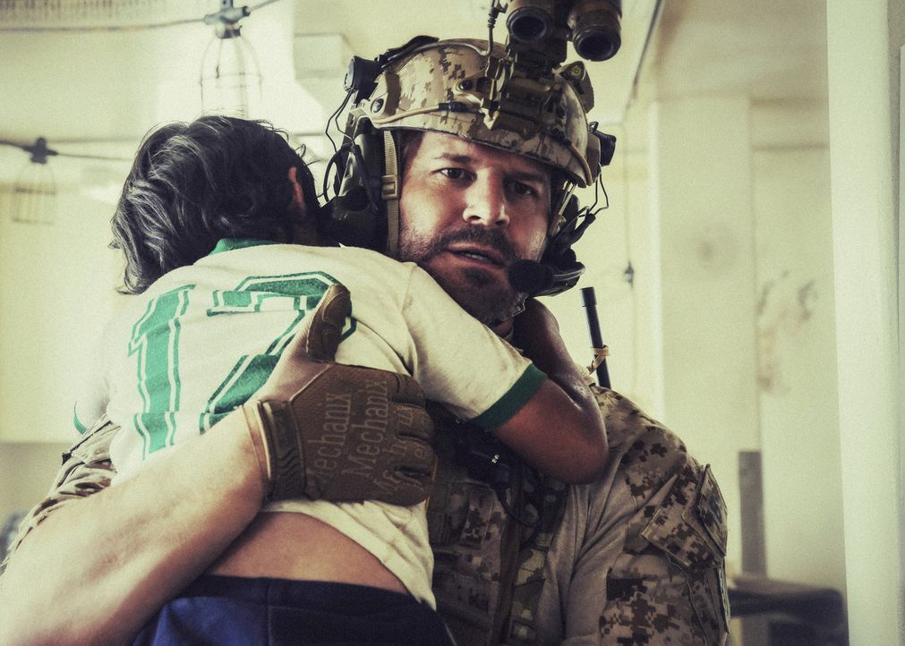 Als sich syrische Soldaten der Einrichtung nähern, entscheidet Jason (David Boreanaz) zurück zu bleiben, um das Leben der Geiseln zu retten ... - Bildquelle: Erik Voake Erik Voake/CBS   2017 CBS Broadcasting, Inc. All Rights Reserved.
