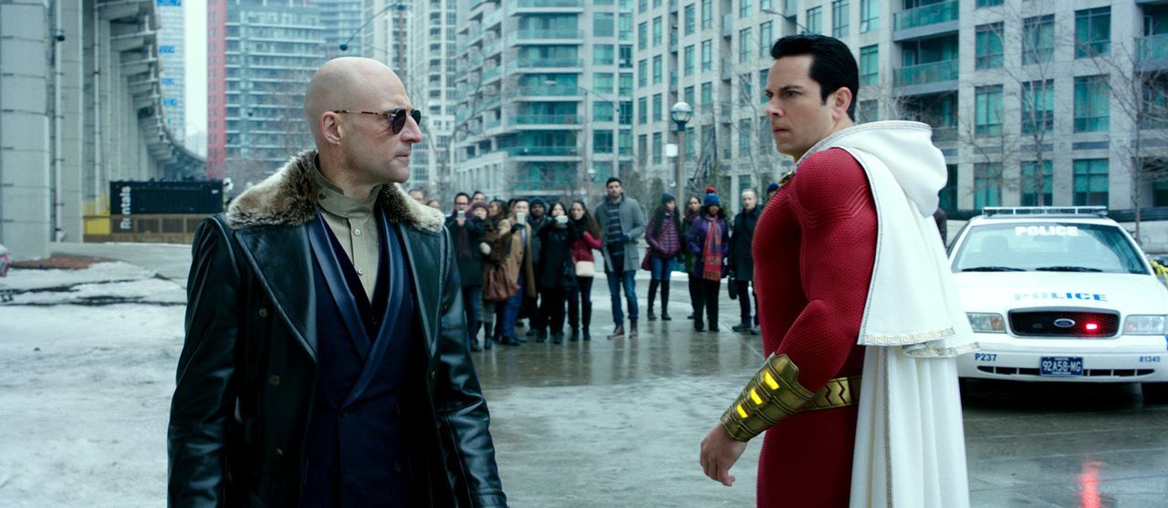 Dr. Sivana (Mark Strong, l.); Shazam (Zachary Levi, r.) - Bildquelle: 2019 Warner Bros. Entertainment Inc. SHAZAM! and all related characters and elements are trademarks of and © DC Comics.
