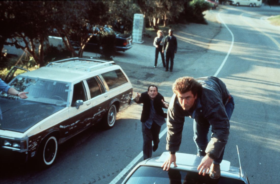 Der Polizist Riggs (Mel Gibson, r.) gibt wirklich alles, wenn es um die Beschattung eines Kronzeugen geht ... - Bildquelle: Warner Brothers International