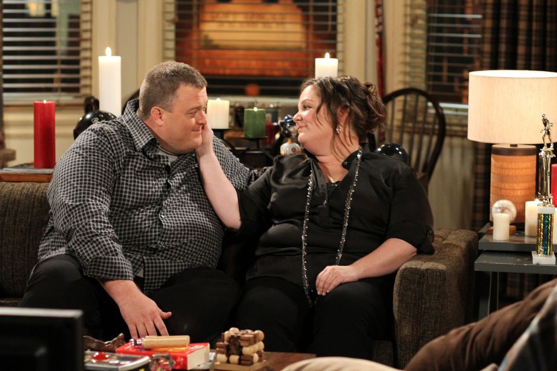 Wollen einen ungestörten Abend miteinander verbringen: Molly (Melissa McCarthy, r.) und Mike (Billy Gardell, l.) ... - Bildquelle: Warner Bros. Television