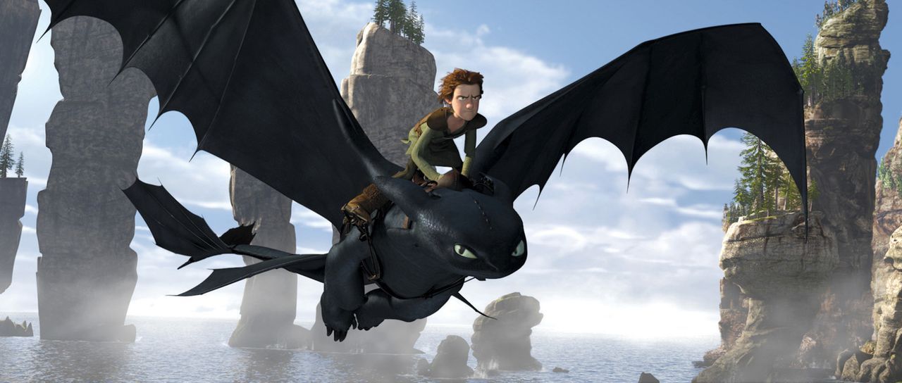 Der Nachtschatten Ohnezahn und der Wikingerjunge Hicks verbünden sich um gemeinsam den Kampf gegen eine gefährliche Bestie zu gewinnen. - Bildquelle: 2012 by DreamWorks Animation LLC. All rights reserved.