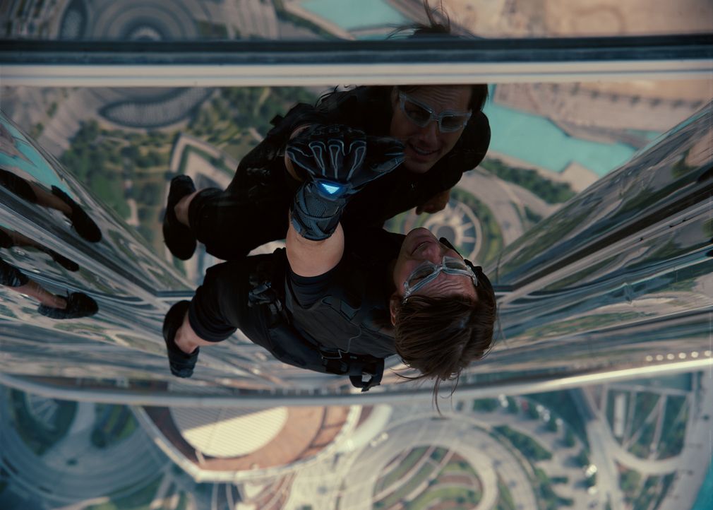 Achthundert Meter in die Tiefe könnte Ethan Hunt (Tom Cruise) bei seinem gewagten Manöver stürzen. Dies riskiert er, um das Leben vieler anderer zu... - Bildquelle: 2011 Paramount Pictures. All Rights Reserved.