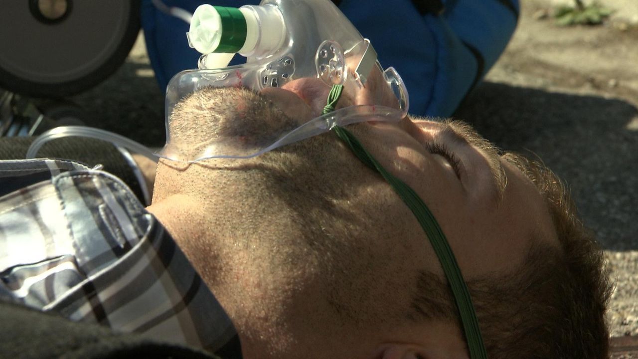 Die Apothekenlieferantin Maren Lange fährt den Lehrer Georg Hafner an. In ihrer Panik lässt sie den schwerverletzten Mann liegen und flüchtet. Ge... - Bildquelle: SAT.1