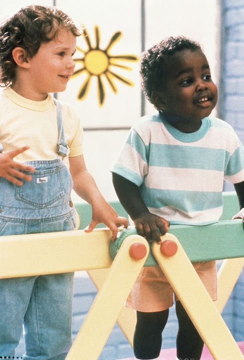 Der kleine Mikey (Lorne Sussman, l.) und sein Kindergarten-Kollege Eddie (Damon Wayans, r.) sind dicke Freunde: Und Eddie gibt Mikey ein paar gute R... - Bildquelle: TriStar Pictures