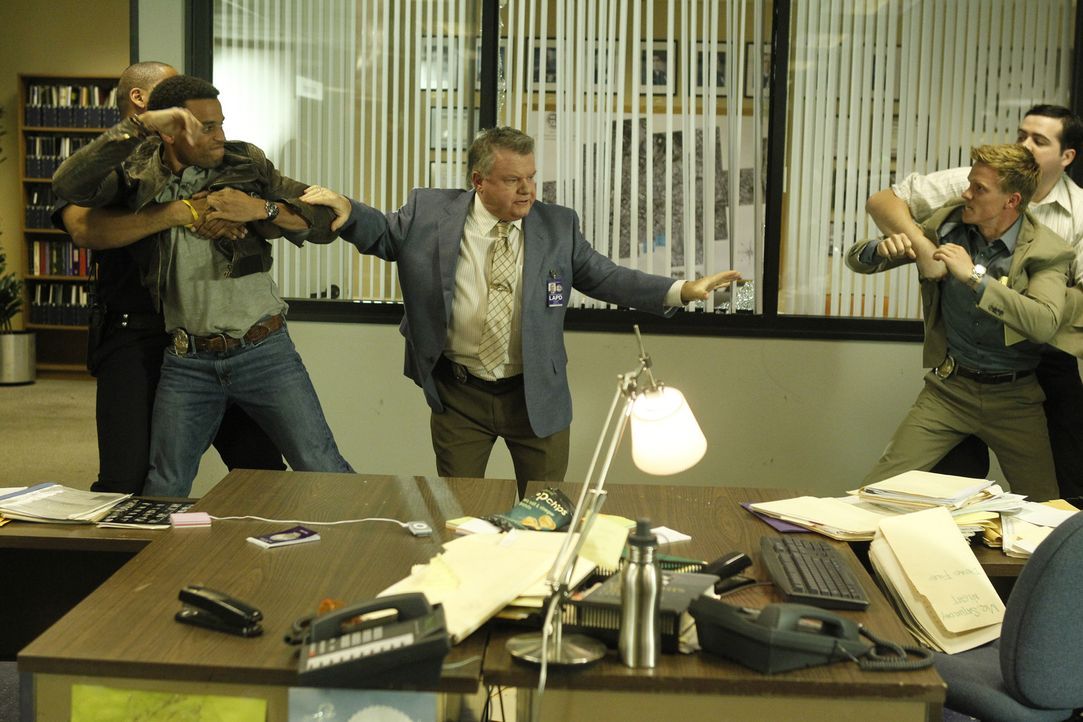 Nach einer eskalierten Meinungsverschiedenheit werden die Polizeibeamten Travis Marks (Michael Ealy, 2.v.l.) und Wes Witchell (Warren Kole, 2.v.r.)... - Bildquelle: 2012 USA Network Media, LLC