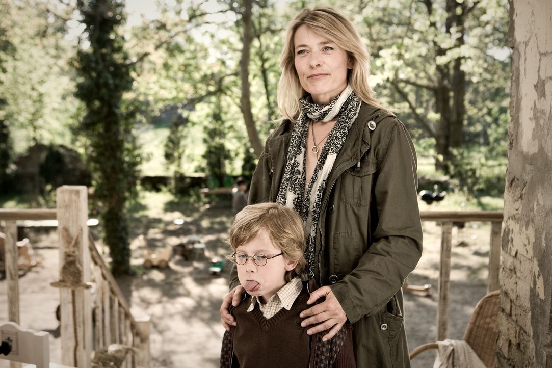 Als Ludos Schwester Lili (Barbara Rudnik, r.) ihren Sohn Lollo (Paul Maximilian Schüller, l.) im Kinderhort abliefert, ahnt niemand, dass der Klein... - Bildquelle: Warner Bros.