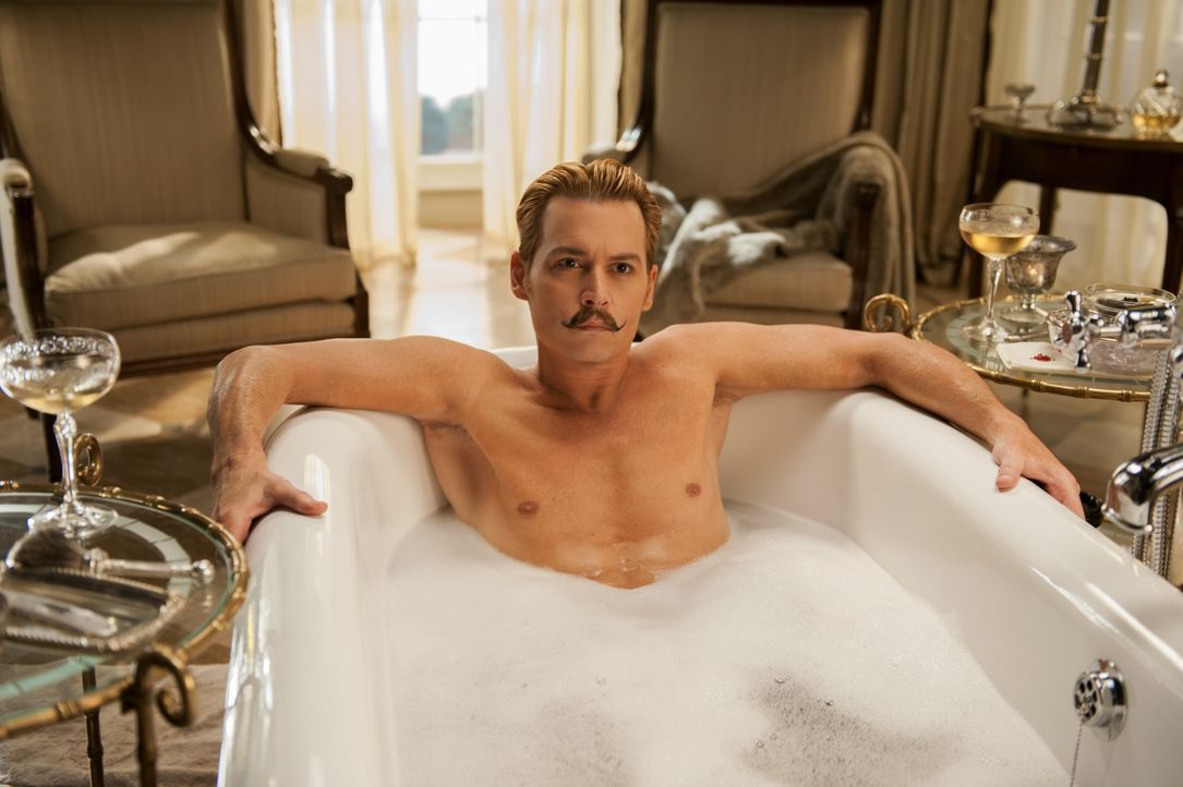 Als Insopector Martland mit einem Auftrag und einer dicken Akte über seine Machenschaften bei Mortdecai (Johnny Depp) auftaucht, bleibt dem Lord nic... - Bildquelle: 2014 LIONS GATE ENTERTAINMENT INC. ALL RIGHTS RESERVED.