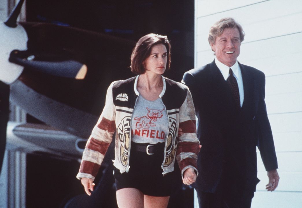Der schwerreiche John Gage (Robert Redford, r.) zeigt Diana (Demi Moore, l.) sein gesamtes Anwesen - sie ist schwer beeindruckt ... - Bildquelle: Paramount Pictures