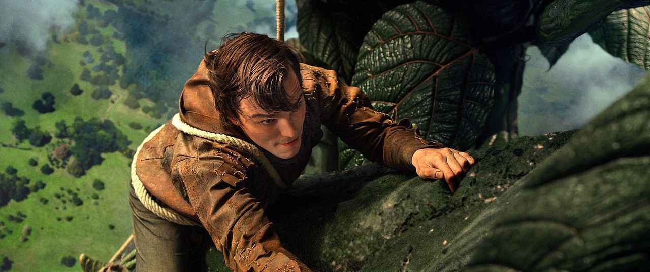 Gefährliche Mission: Jack (Nicholas Hoult) klettert die Monsterranke hinauf, um ins Reich der Riesen zu kommen und dort die entführte Prinzessin zu... - Bildquelle: Warner Brothers