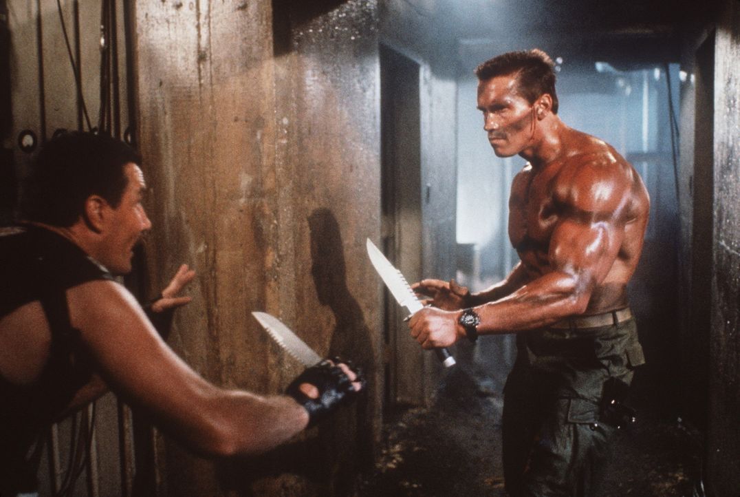Weil eine südamerikanische Terrortruppe seine Tochter Jenny entführt, muss John Matrix (Arnold Schwarzenegger, r.) noch einmal in den Kampf ziehen... - Bildquelle: 20th Century Fox Film Corporation