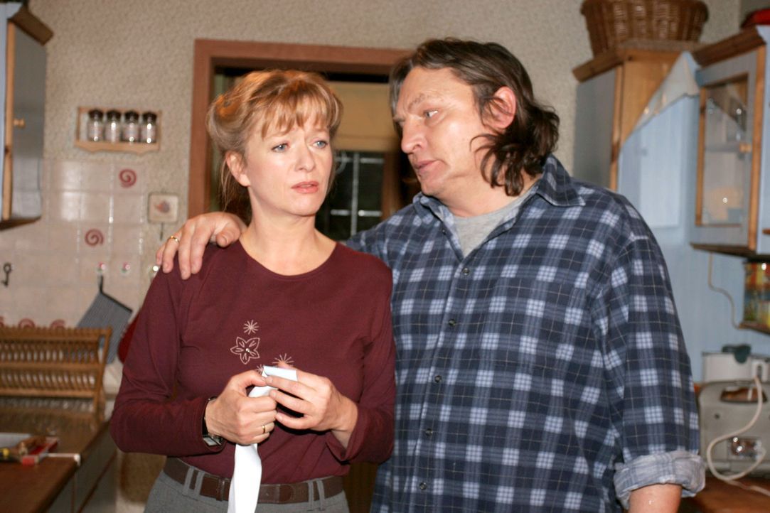 Neues Auto statt neuer Einbauküche: Helga (Ulrike Mai, l.) hat Bernd (Volker Herold, r.) durchschaut und ist verärgert, dass dieser sie auch noch vo... - Bildquelle: Noreen Flynn SAT.1 / Noreen Flynn