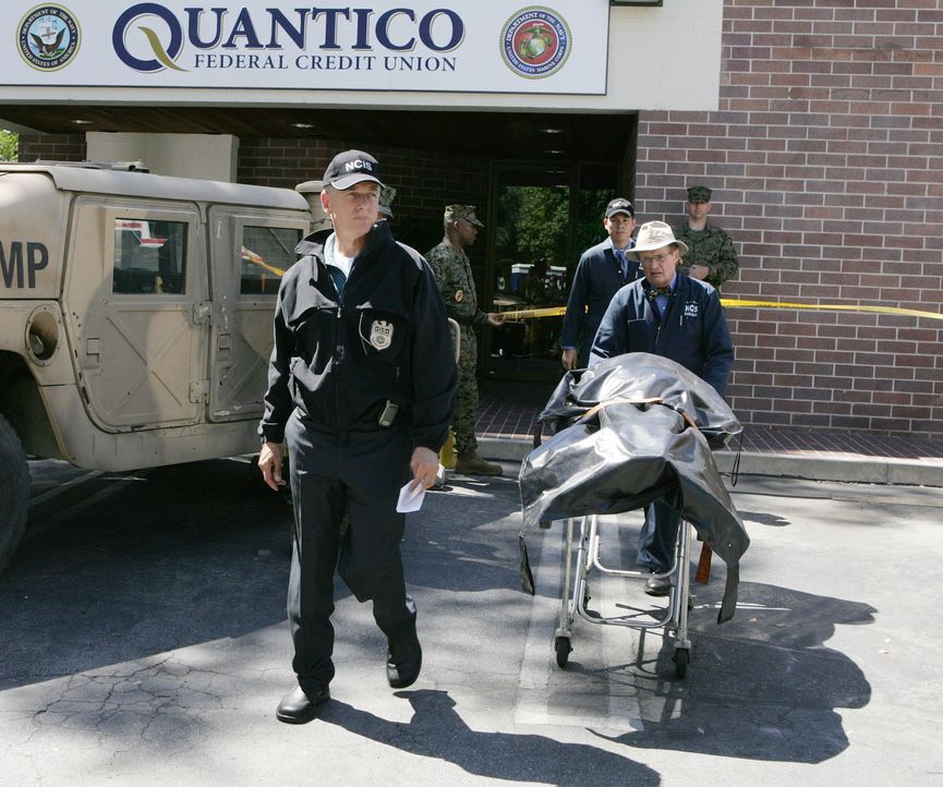 Bei einem Überfall auf die Bank auf dem Navy-Stützpunkt in Quantico, wird ein Wachmann erschossen. Gibbs (Mark Harmon, l.), Ducky (David McCallum,... - Bildquelle: CBS Television