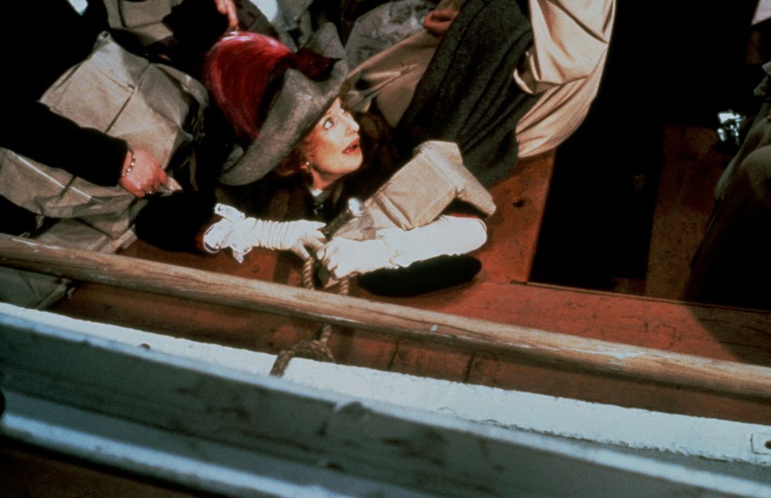 Die extravagante Molly Brown (Cloris Leachman, M.) hat gerade noch einen Platz auf dem Rettungsboot ergattert ... - Bildquelle: American Broadcasting Company