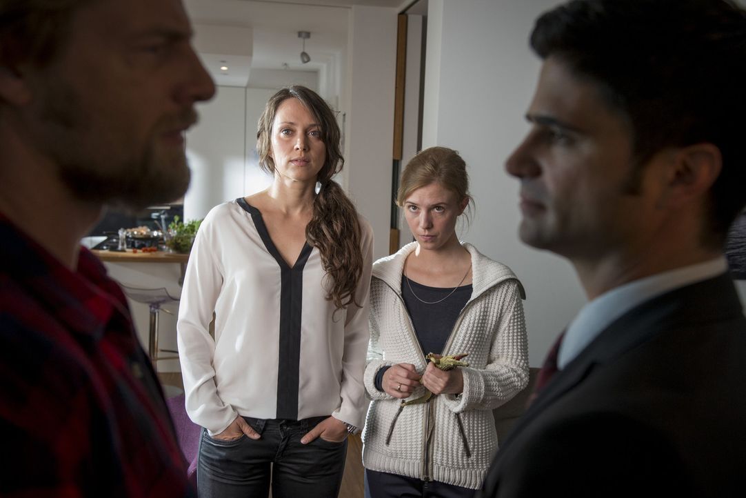 Was haben Susanne Richter (Nike Fuhrmann, 2.v.l.) und ihre Frau Ina (Doris Schefer, 2.v.r.) mit dem Ermordeten zu tun? Mick (Henning Baum, l.) und A... - Bildquelle: Martin Rottenkolber SAT. 1