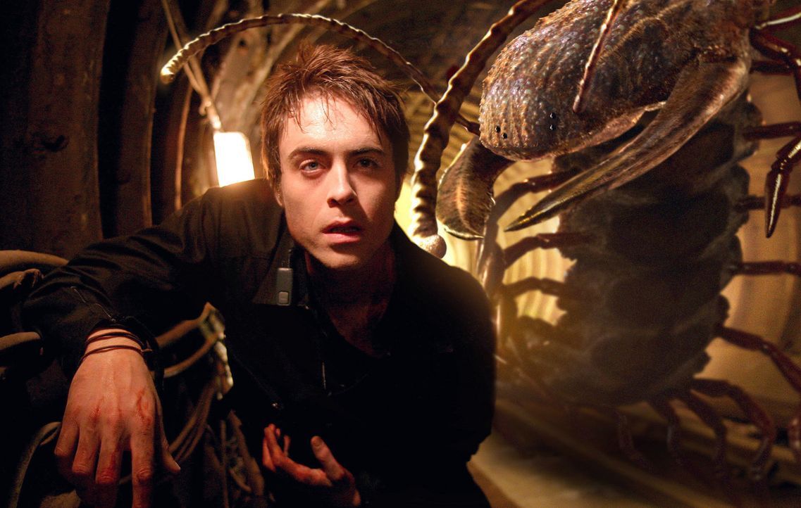 Stephen (James Murray) versucht sich vor den Riesenspinnen zu retten ... - Bildquelle: ITV Plc