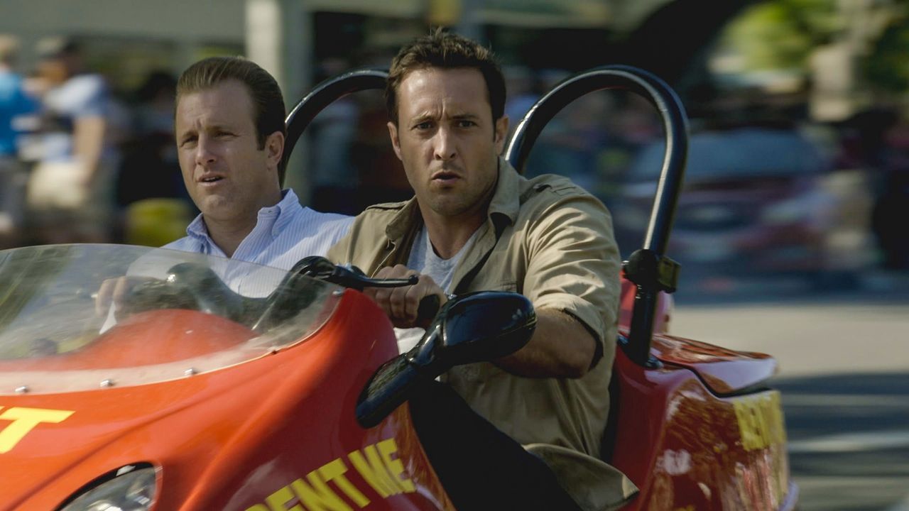 Wo Fat gelingt es, aus dem Gefängnis auszubrechen und nach Oahu zurückzukehren. Danny (Scott Caan, l.) und Steve (Alex O'Loughlin, r.) versuchen all... - Bildquelle: 2013 CBS Broadcasting Inc. All Rights Reserved