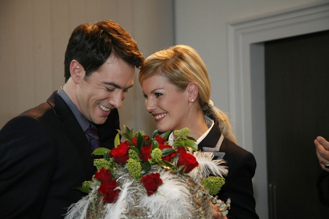Geben ihren Hochzeittermin bekannt: Mark (Arne Stephan, l.) und Alexandra (Ivonne Schönherr, r.) ... - Bildquelle: SAT.1