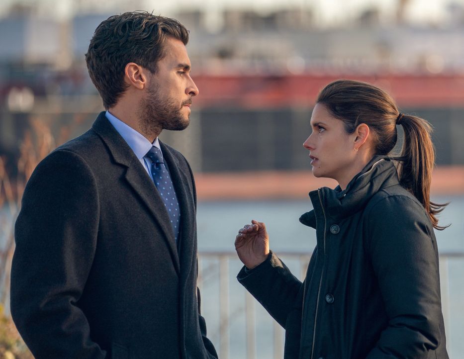 Nestor Vertiz (Josh Segarra, l.); Special Agent Maggie Bell (Missy Peregrym, r.) - Bildquelle: Michael Parmelee 2020 CBS Broadcasting Inc. All Rights Reserved. / Michael Parmelee
