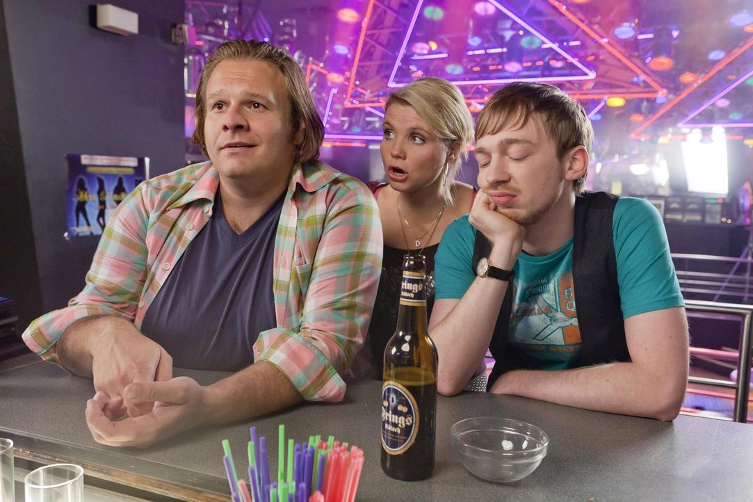 Auf gute Freunde ist Verlass: Bea, Nils (Oliver Fleischer, l.) und Hannes (Tino Mewes, r.) stehen Danni (Annette Frier, M.) bei einem neuen Fall zur... - Bildquelle: SAT.1