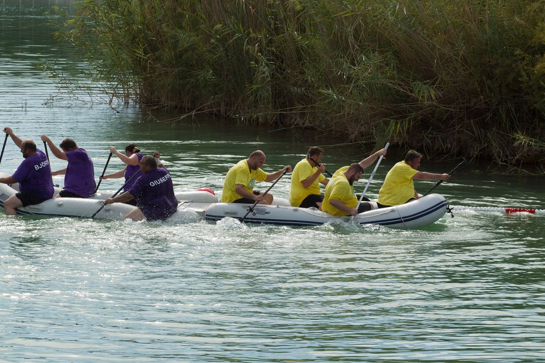 Team Gelb gegen Team Lila: Welches Team hat den größten Zusammenhalt und schafft es, das Boot auf seine Seite zu bringen? - Bildquelle: Enrique Cano SAT.1