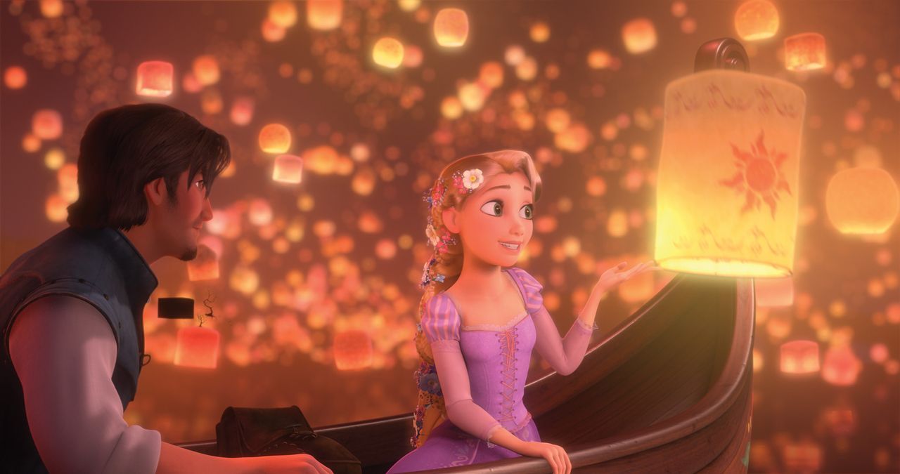 17 Jahre hat die wunderschöne Rapunzel (r.) eingesperrt in einem Turm verbracht. Als sie die ersten Schritte in die weite Welt wagt, steht ihr der c... - Bildquelle: Disney.  All rights reserved