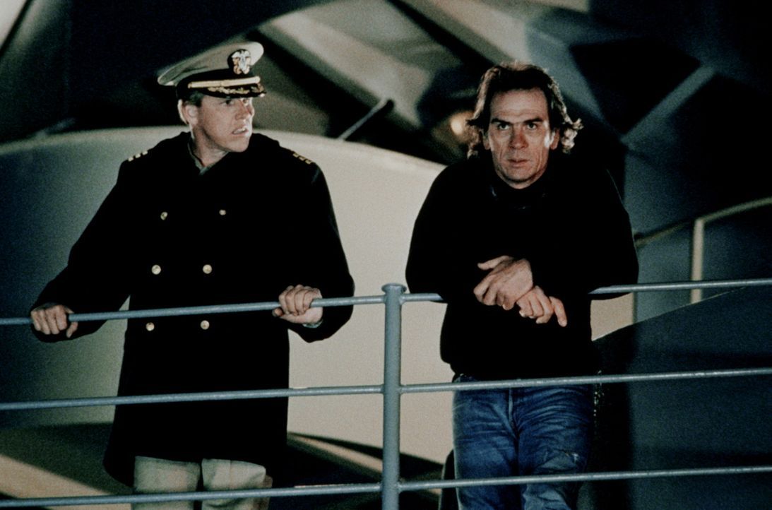 Der geniale Terrorist Strannix (Tommy Lee Jones, r.) kapert mit Hilfe des verräterischen ersten Offiziers, Commander Krill (Garey Busey, l.), die U... - Bildquelle: Warner Bros.