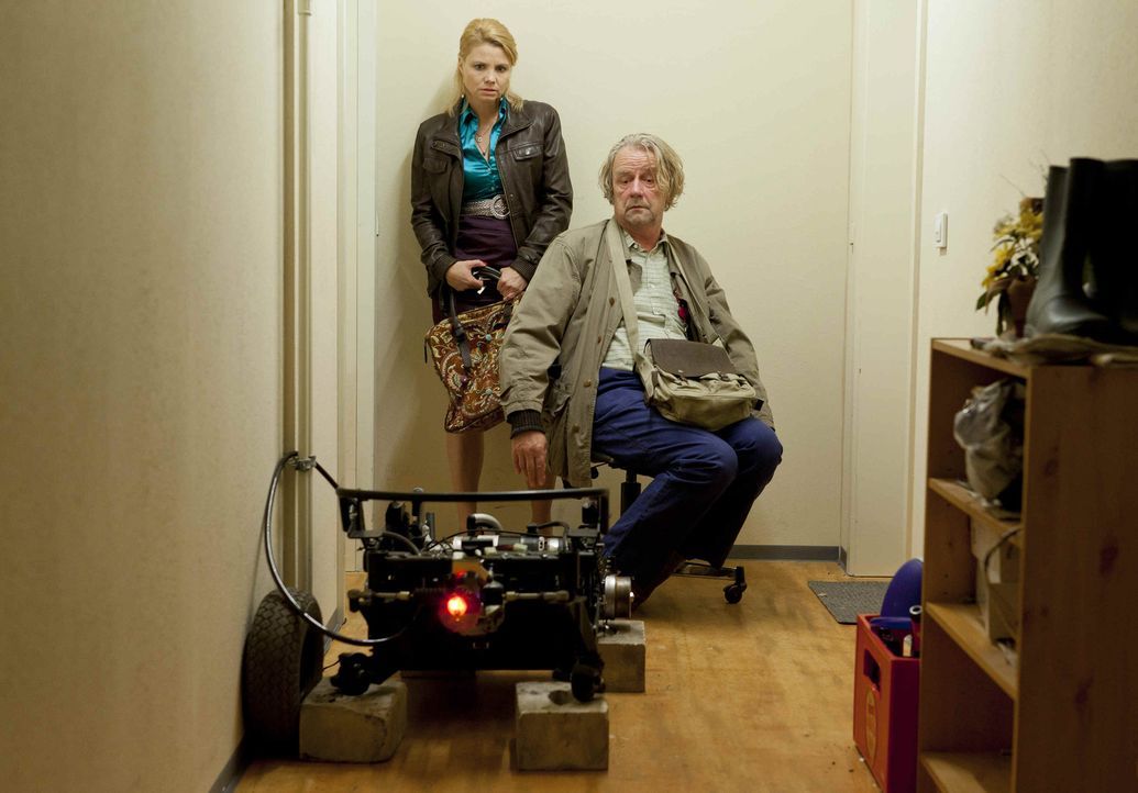 Während Danni (Annette Frier, l.) mit ihren neuen Klienten beschäftigt ist, erwirbt Kurt (Axel Siefer, r.) seinen elektrischen Traum-Luxusrollstuh... - Bildquelle: SAT.1