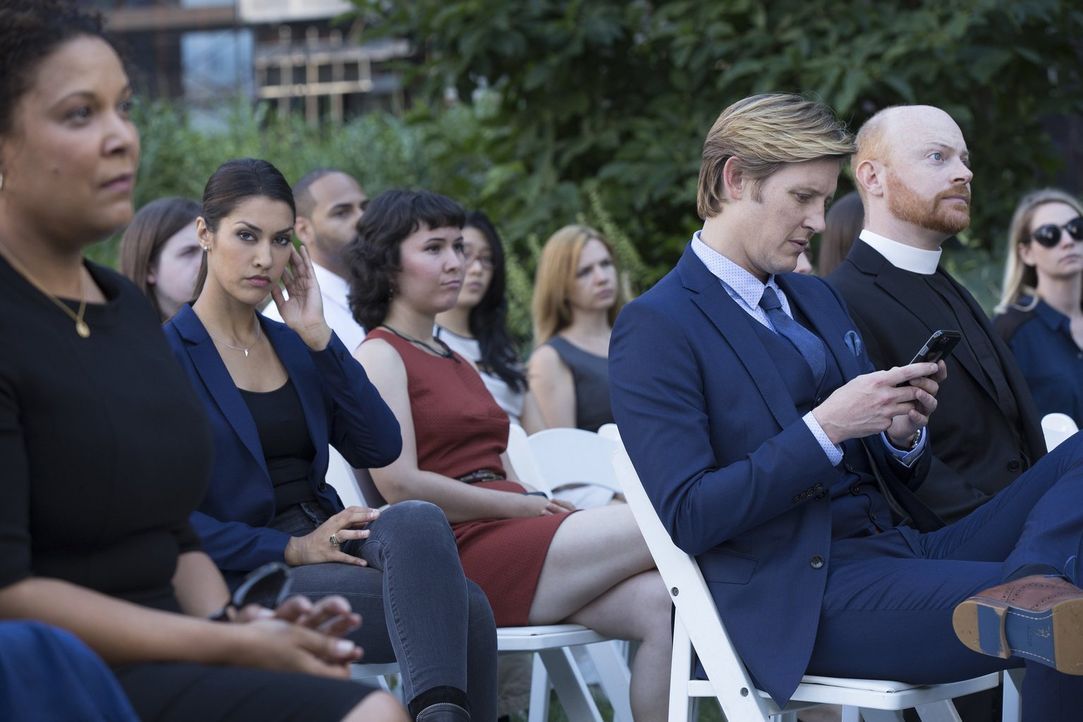 Während der Beerdigung seines Freundes spielt Shane (Gabriel Mann, 3.v.r.) mit seinem Handy herum. Das findet Meredith (Janina Gavankar, 2.v.l.) seh... - Bildquelle: 2015 Warner Bros. Entertainment, Inc.