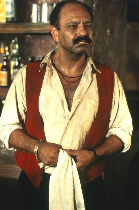 Als er die Geschichte von dem mysteriösen Mann mit dem Gitarrenkoffer hört, bekommt der Barkeeper (Cheech Marin) weiche Knie ... - Bildquelle: Columbia Pictures