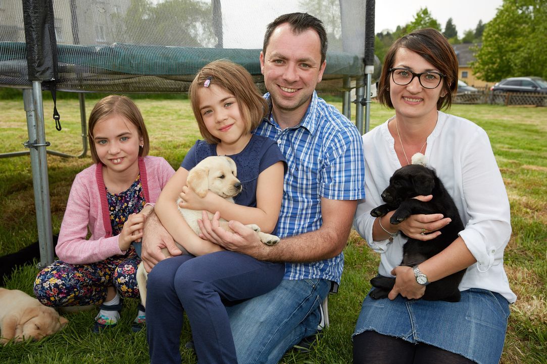 Maria (r.), Thomas (2.v.r.) und die zwei gemeinsamen Kinder Sunny (2.v.l.) und Emely (l.) Kolodziej möchten einen Hund. Doch welcher Hund wird es we... - Bildquelle: Guido Engels SAT.1