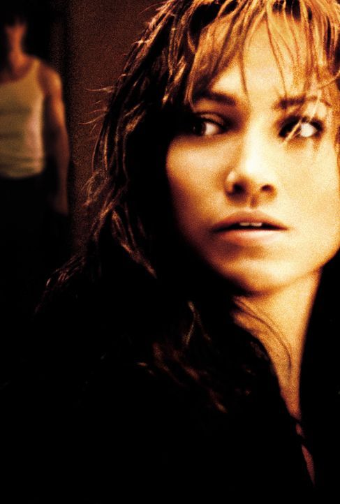 Auf der Flucht vor ihrem brutalen Ehemann Mitch (Bill Campbell, l.): Slim (Jennifer Lopez, r.) ... - Bildquelle: 2003 Sony Pictures Television International