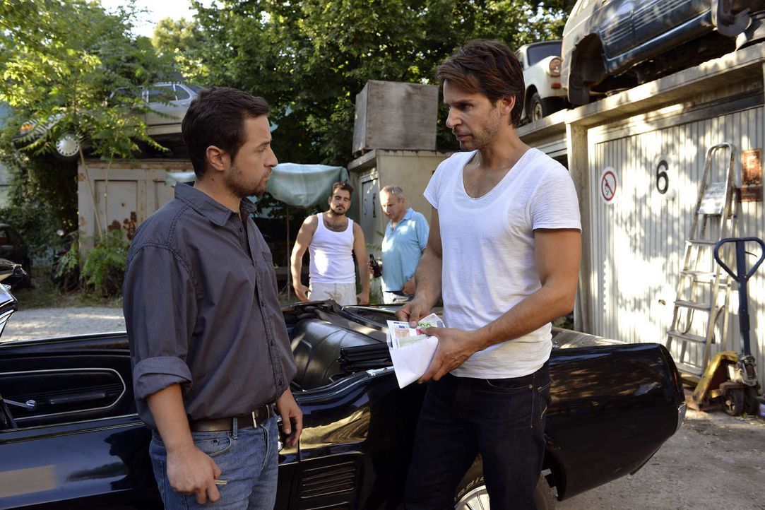 Während Mila ein Date mit Henry hat, möchte Nick (Florian Odendahl, r.) sein Auto an Bogdan (Ugur Erbas, l.) verkaufen ... - Bildquelle: Oliver Ziebe SAT.1