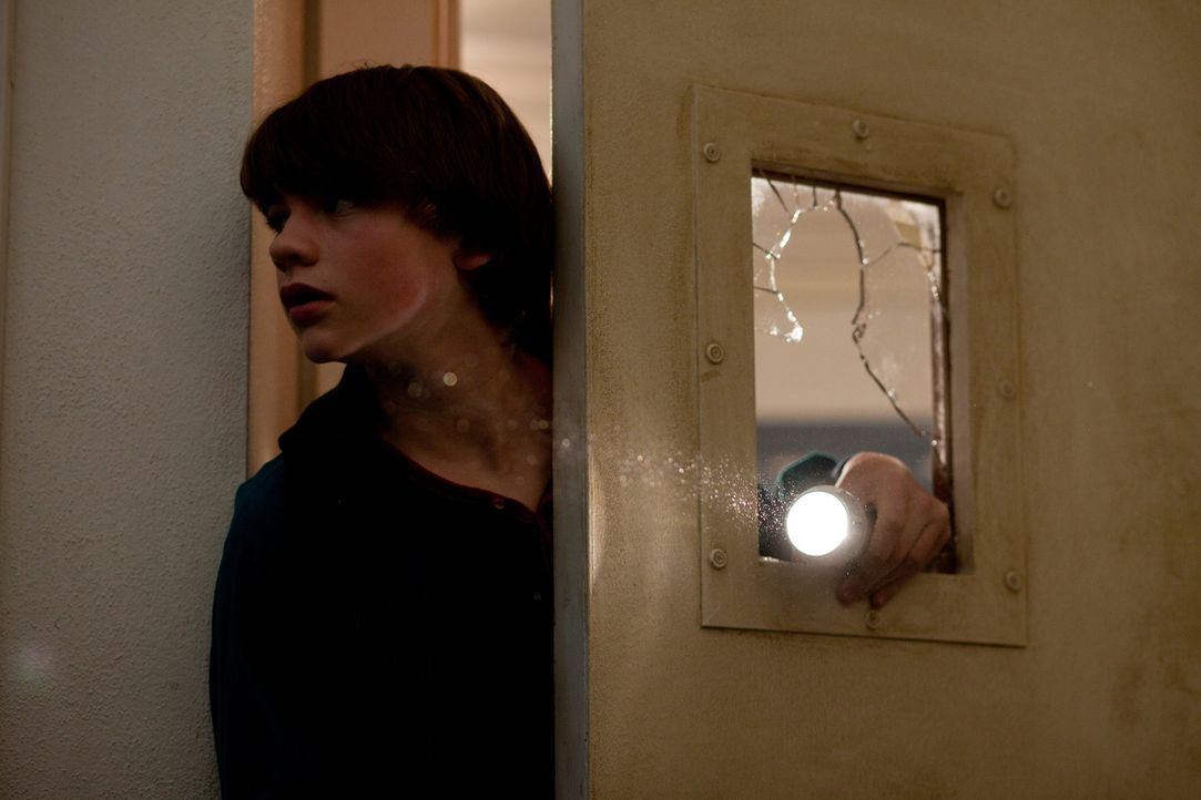 Um Alice aus den Fängen der dubiosen Kreatur zu befreien, wagt sich Joe (Joel Courtney) mitten in die evakuierte und abgeriegelte Stadt. In seiner... - Bildquelle: PARAMOUNT PICTURES. All Rights Reserved