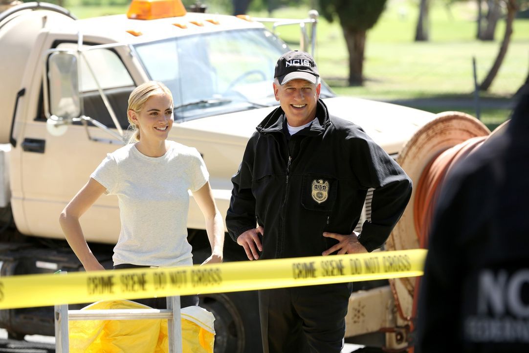Bishop (Emily Wickersham, l.) und Gibbs (Mark Harmon, r.) ganz entspannt - obwohl ihr neuer Fall sie vor viele Rätsel stellt ... - Bildquelle: CBS Television