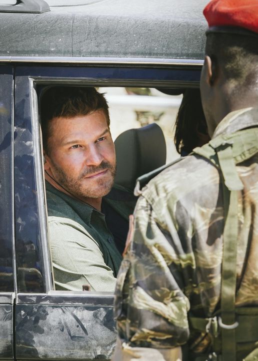 Als Jason (David Boreanaz) und das SEAL Team an einem Kontrollposten im Südsudan halten müssen, wird die Situation brenzlig ... - Bildquelle: Erik Voake Erik Voake/CBS  2017 CBS Broadcasting, Inc. All Rights Reserved