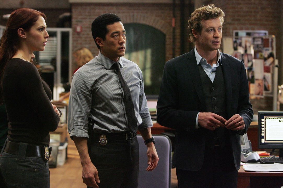 Ein neuer Mordfall beschäftigt Grace (Amanda Righetti, l.), Kendall (Tim Kang, M.) und Patrick (Simon Baker, r.) ... - Bildquelle: Warner Bros. Television