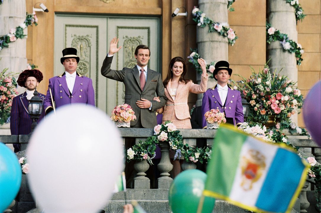 Bedingung für die Thronnachfolge ist Mias (Anne Hathaway, 2.v.r.) Verheiratung. Flugs wird nach einem potenziellen Ehegatten für die junge Prinzes... - Bildquelle: Disney Enterprises, Inc. All rights reserved