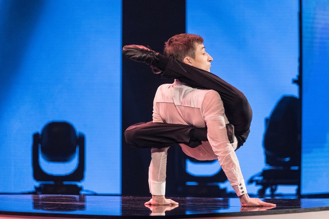 Aleksander Batuev zeigt seine unglaubliche Flexibilität mit äußerst komplexen und einzigartigen akrobatischen Elementen. - Bildquelle: Stefan Hobmaier SAT.1