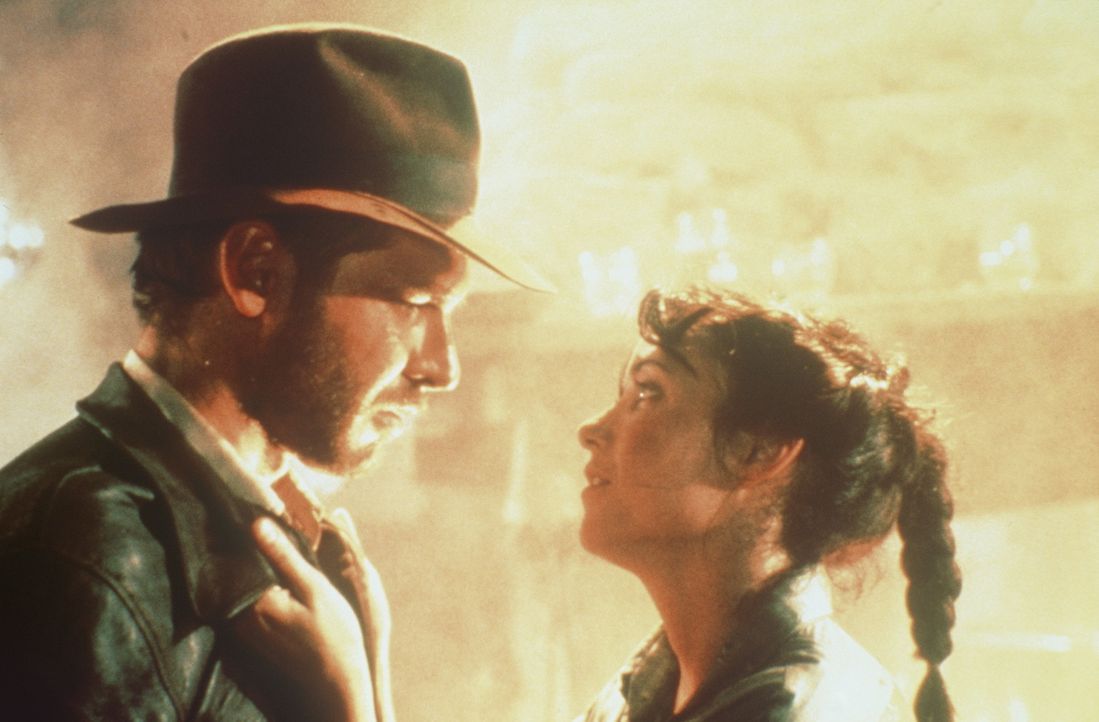 Der Archäologieprofessor Indiana Jones (Harrison Ford, l.) und seine Freundin Marion (Karen Allen, r.) müssen viele Abenteuer bestehen, bis sie di... - Bildquelle: Paramount Pictures