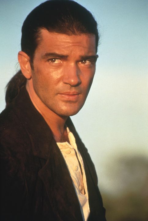 Der mysteriöse Gitarrenspieler (Antonio Banderas) zieht durchs Land, um jenen Mann zu finden, der einst seine große Liebe erschoss und ihn selbst ve... - Bildquelle: Columbia Pictures