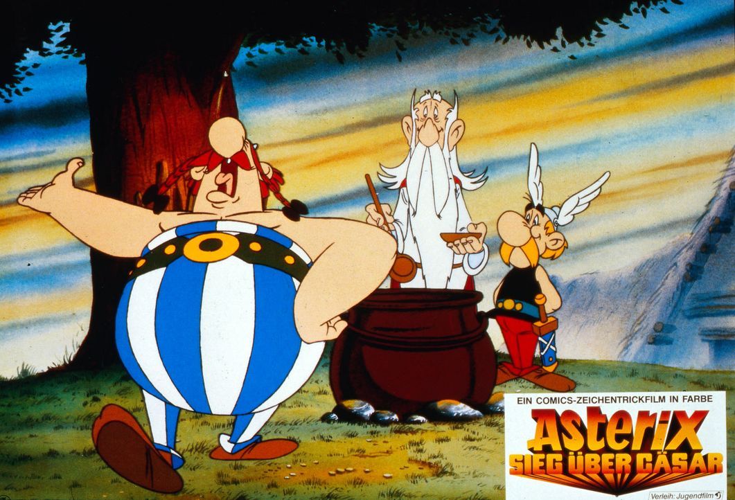 Als Miraculix (M.) Asterix (r.) eine Kelle Zaubertrank einschenkt, beschwert sich Obelix (l.) lauthals. Doch aller Protest nützt nichts: Obelix ist... - Bildquelle: Jugendfilm-Verleih GmbH