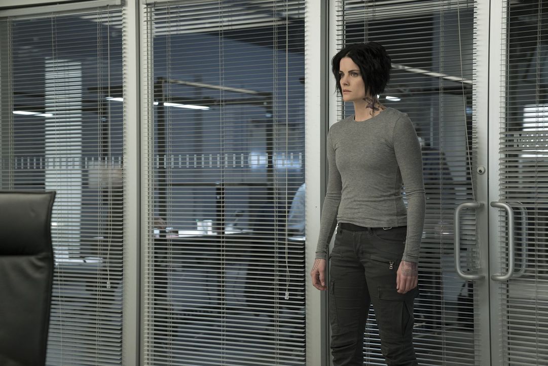 Roman sitzt seit zwei Wochen beim FBI in einem Glaskäfig. Jane (Jaimie Alexander) kümmert sich zwar um ihn, doch er macht keine Fortschritte, was se... - Bildquelle: Warner Brothers