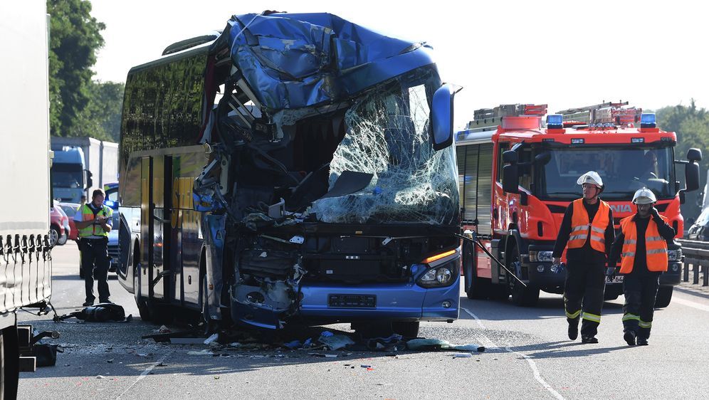 Ein Toter Und 30 Verletzte Bei Unfall Mit Reisebus